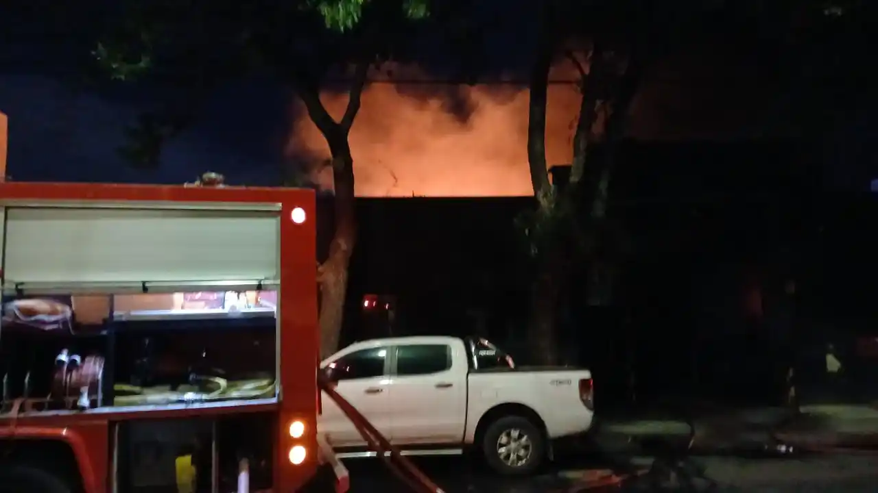 Incendio en una fábrica textil de Villa Urquiza: más de 30 evacuados y 3 asistidos.