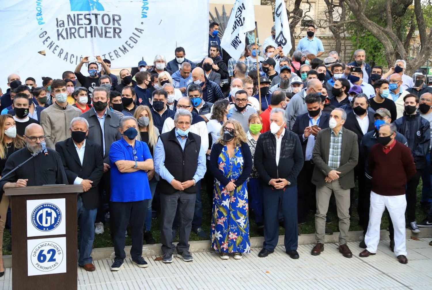 Acuña, Barrionuevo y Duhalde encabezaron su propio acto, con advertencias al gobierno