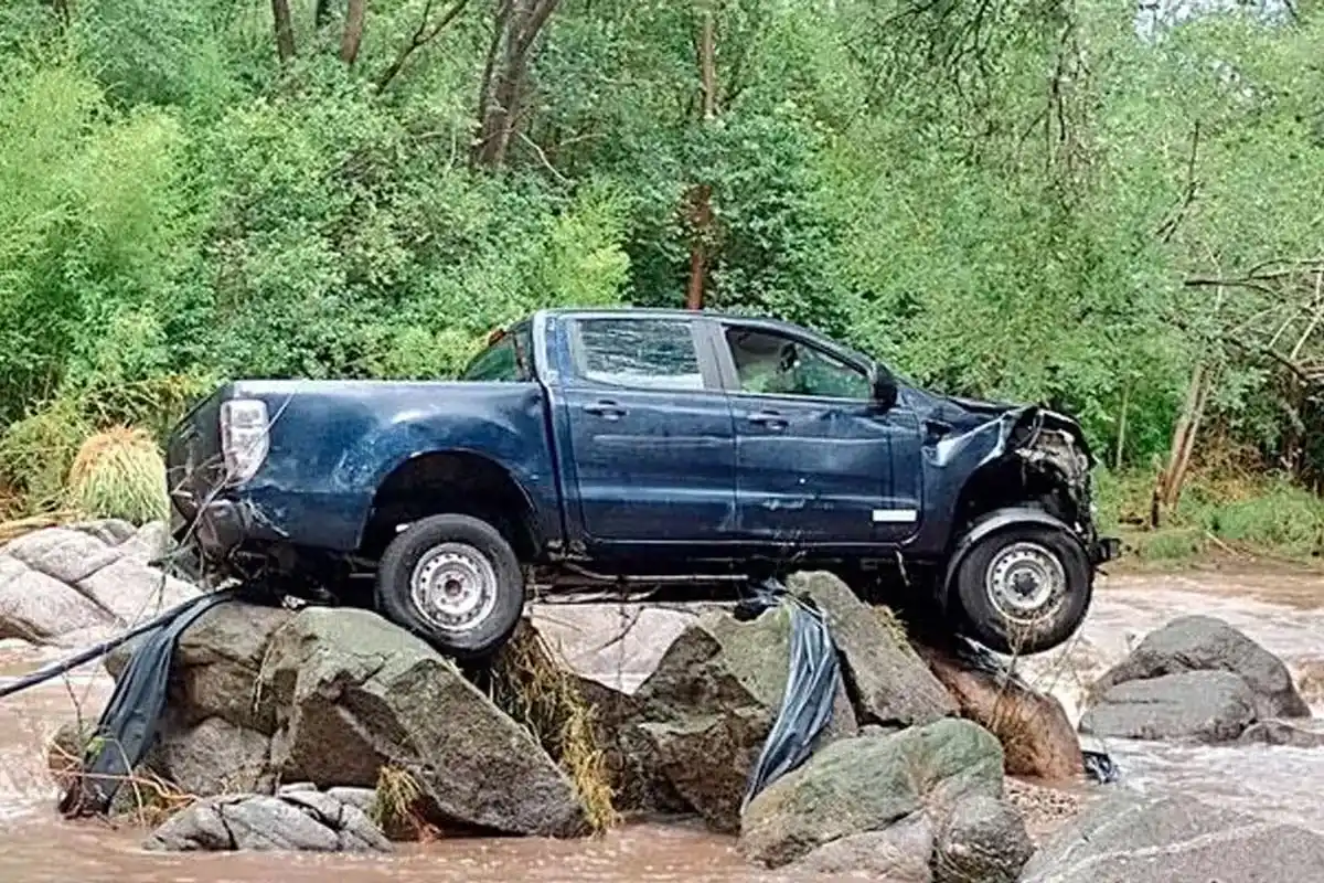 El conductor resultó ileso y al día siguiente pudieron sacar la camioneta del arroyo.