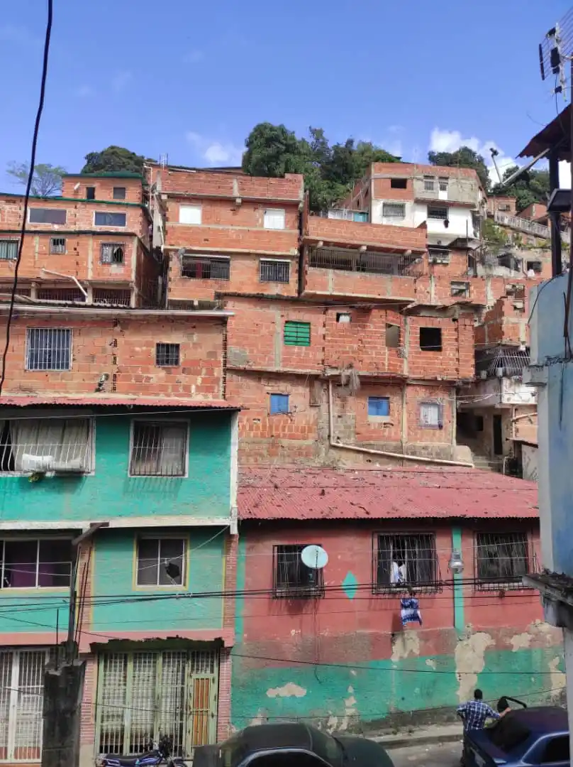 Por estafa es detenida falsa jueza comunal que realizaba desalojos en Petare