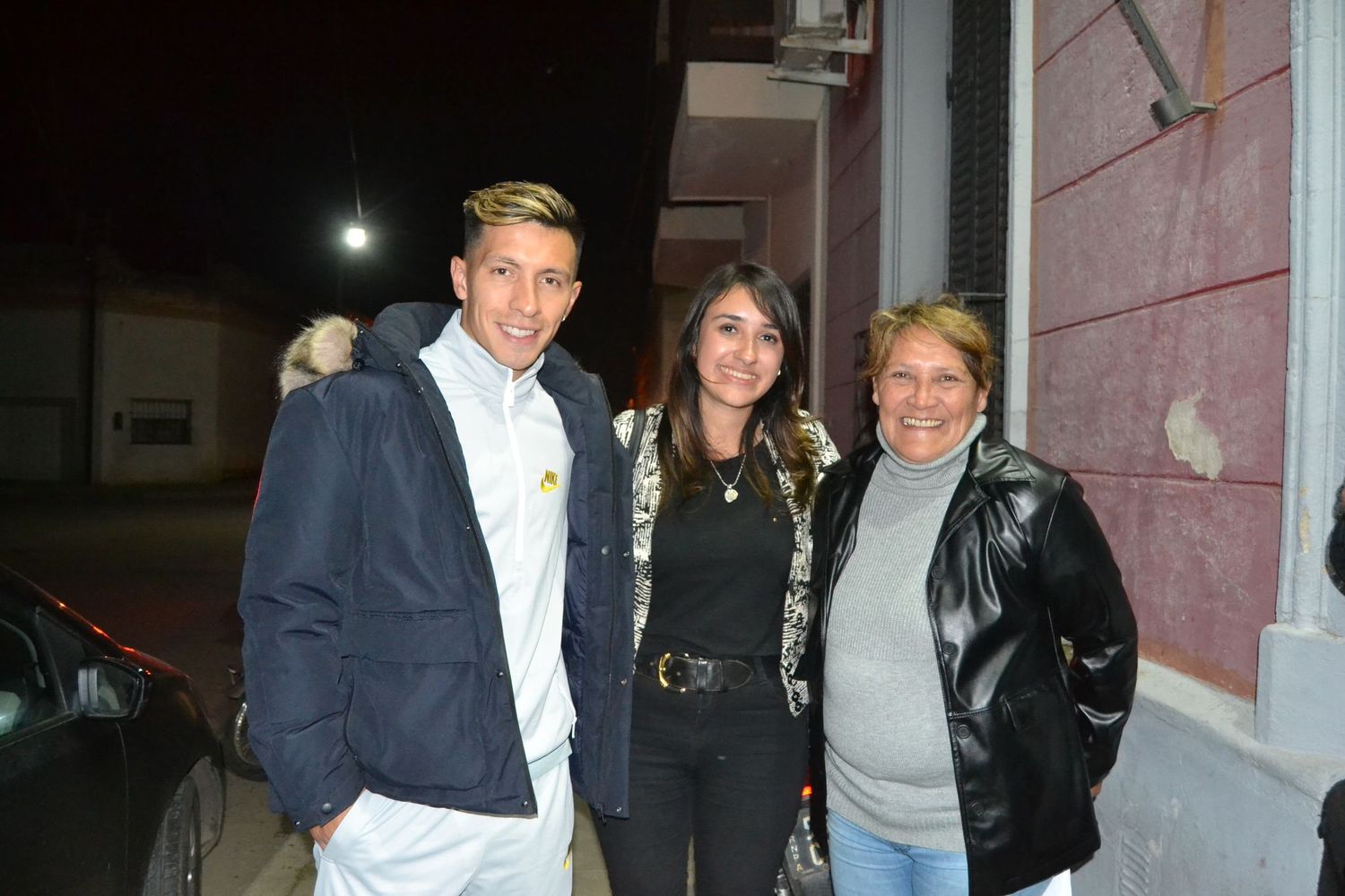 Junto al campeón del mundo Lisandro Martínez, frente a la sede de la Liga Departamental de Fútbol en Julio A. Roca 210. El primer torneo Oficial de la Liga local llevó el nombre de Silvina "La Gogo" Cabrera.