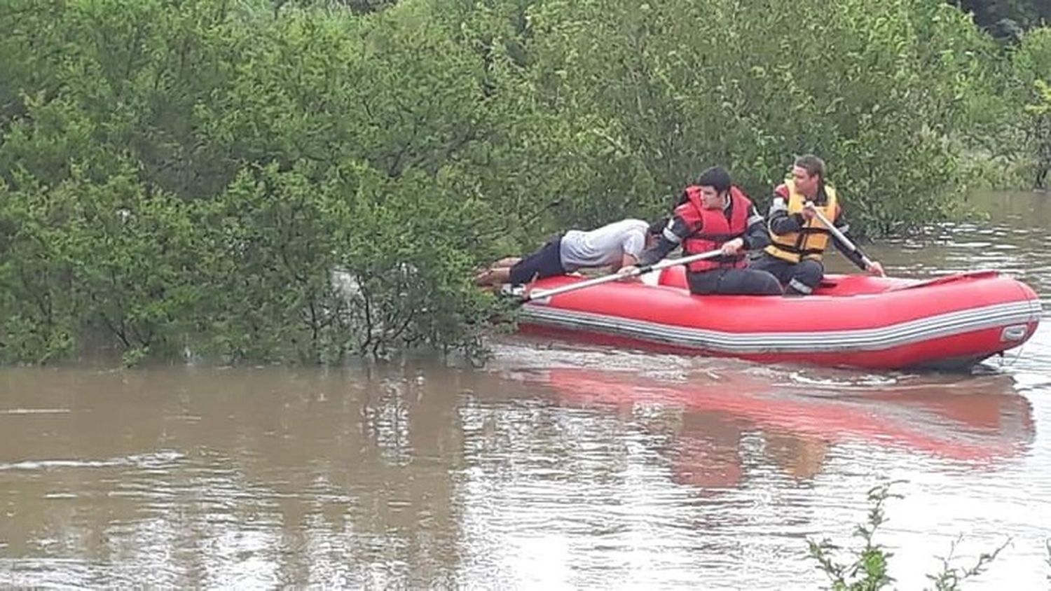 Rescataron a un joven que cayó en un arroyo a metros de Ruta 20
