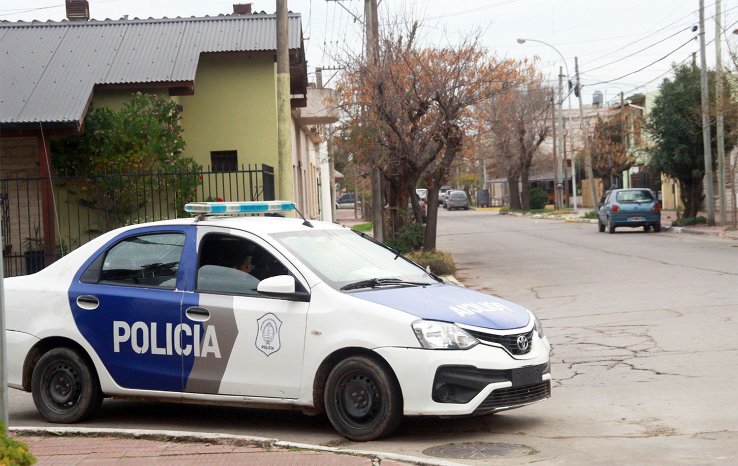 “Acá volamos todos…”, le dijo un joven a los policías