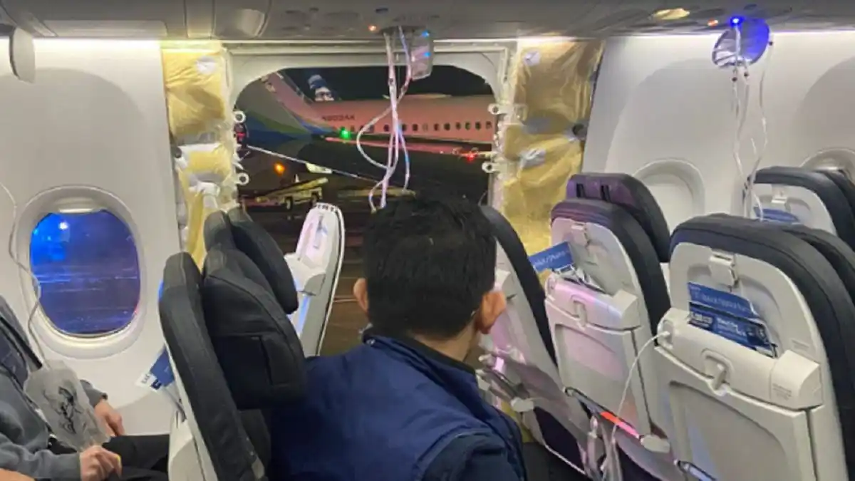 ¡TREMENDO SUSTO! En pleno vuelo se desprende puerta de emergencia de avión en EE.UU.