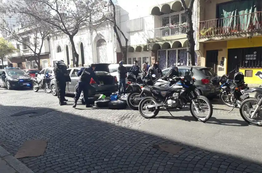 Detuvieron a un hombre mientras intentaba robar ruedas en el centro