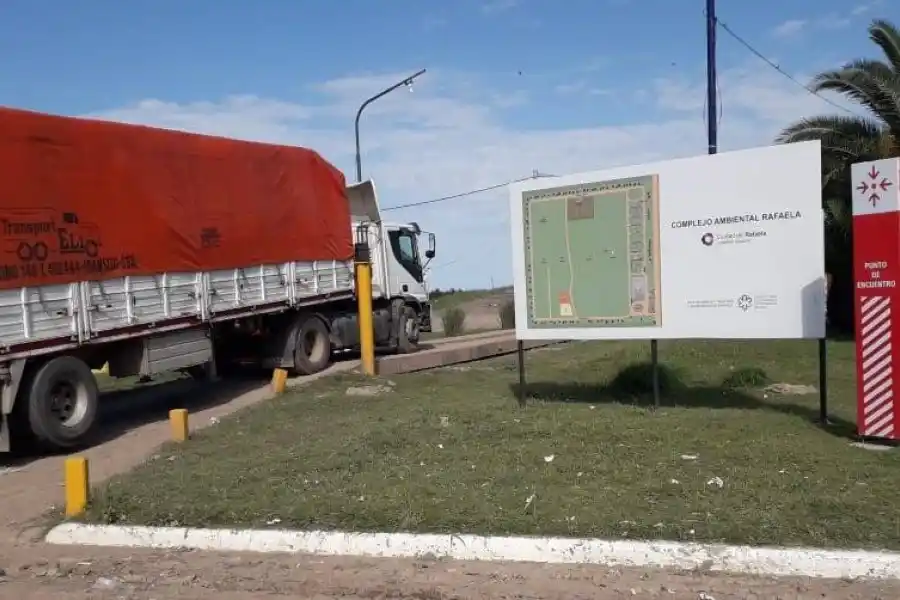 Residuos fuera del predio del Eco Punto