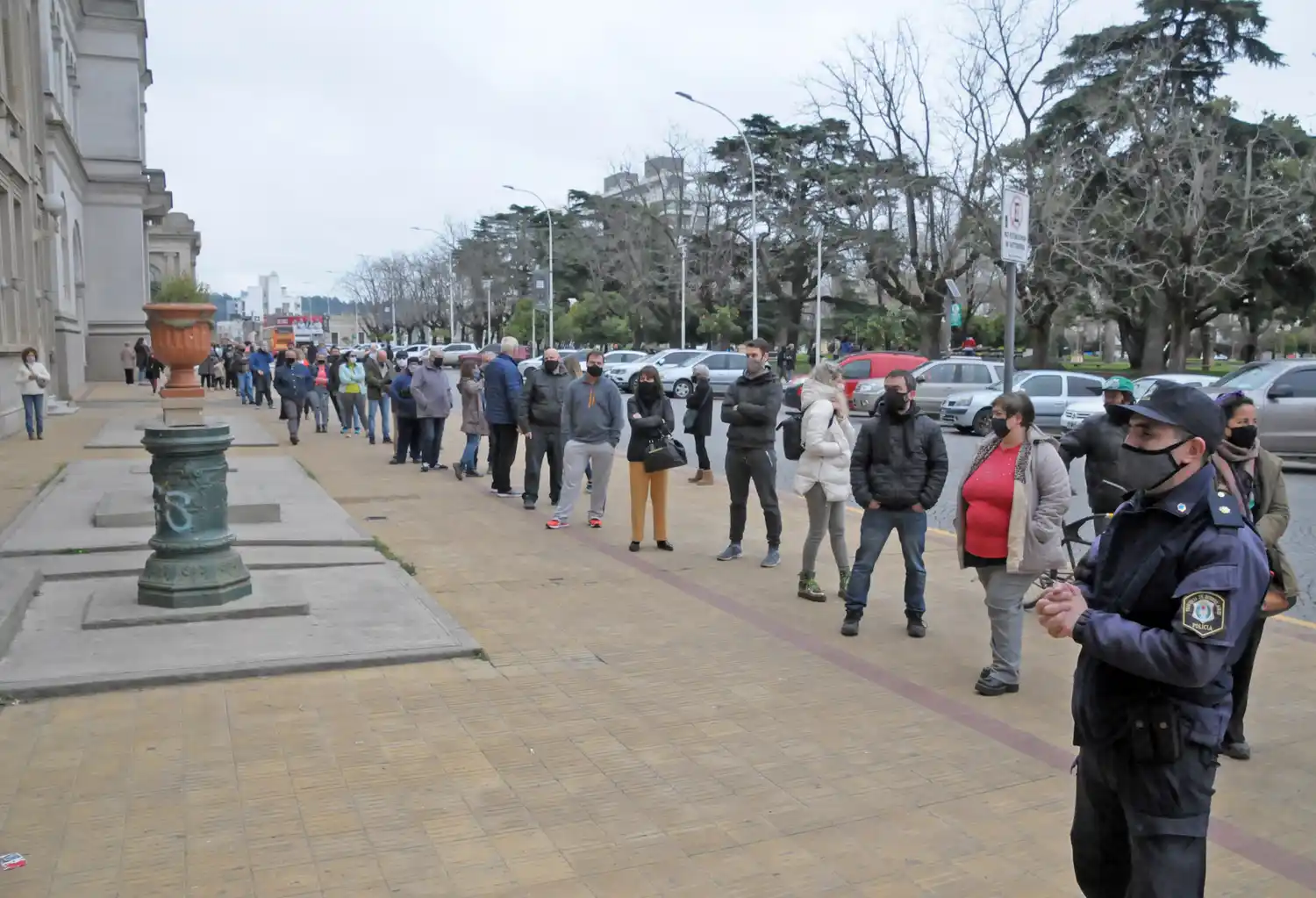 Demoras a la hora de votar, el signo de una elección marcada por la pandemia