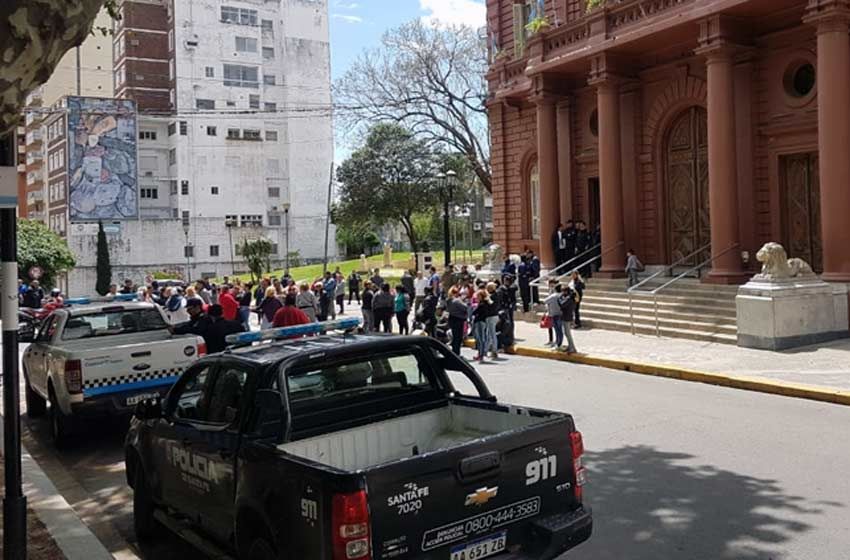 Corte de tránsito frente a la Municipalidad: cooperativas de trabajo reclaman por aumentos salariales