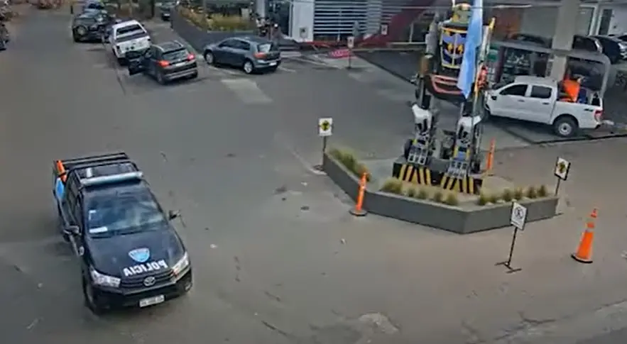 Los frenaron en San Miguel por no llevar casco y estaban armados: quedaron detenidos