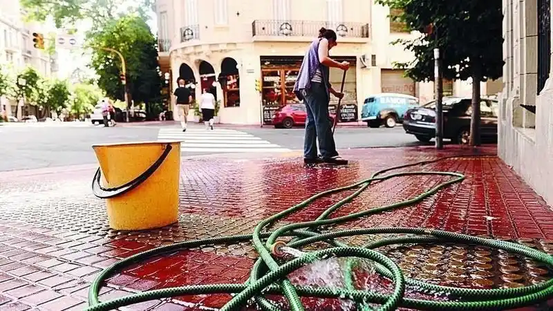 Obras Sanitarias pide evitar el uso indebido de agua ante la ola de calor