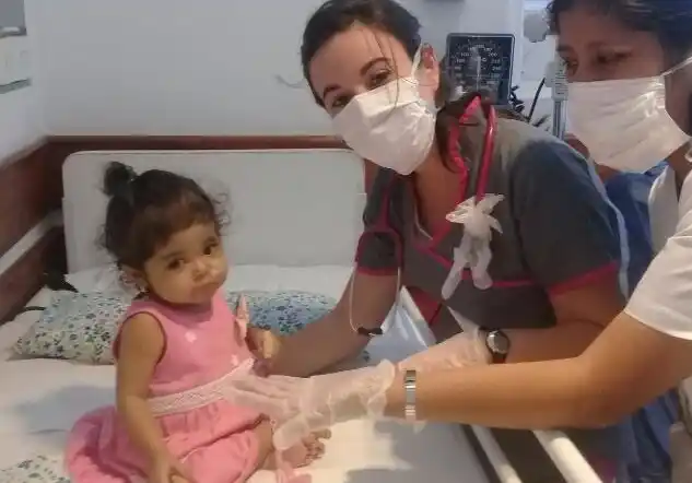 Una colostomía complicó a la beba que recibió el hígado de su futuro tío adoptivo