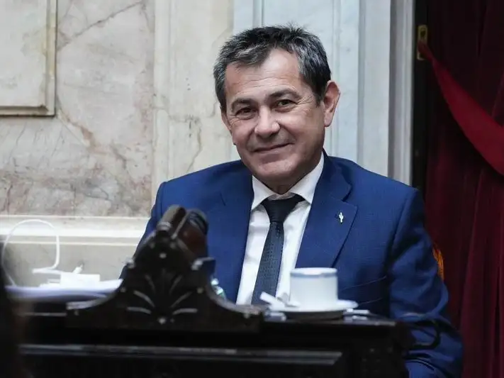 “Basualdo festeja políticas que 
nos retrotraen a la Dictadura”