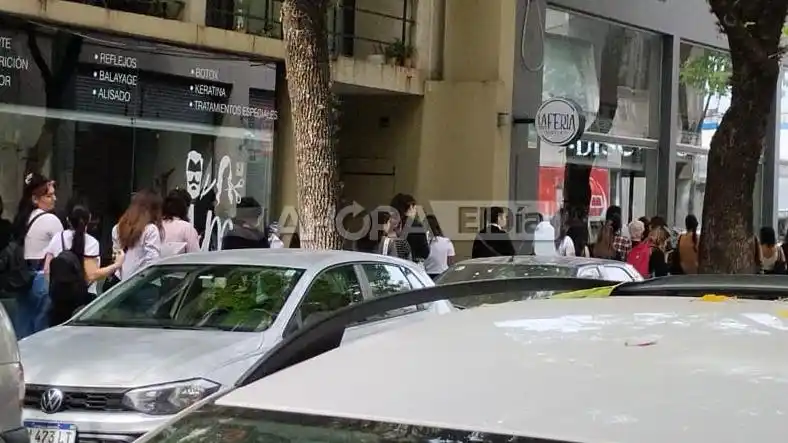 Búsqueda de trabajo en la ciudad: fila de más de cuatro horas para entregar CV en un local de ropa del centro