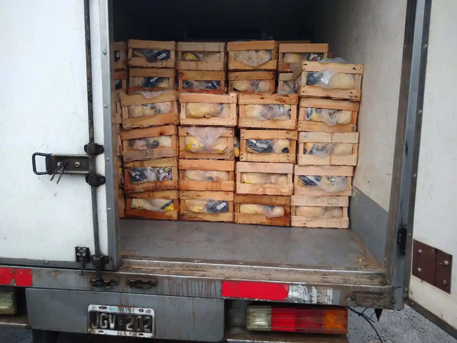Finalmente, pudieron abrir la caja térmica y constatar el estado de la mercadería.