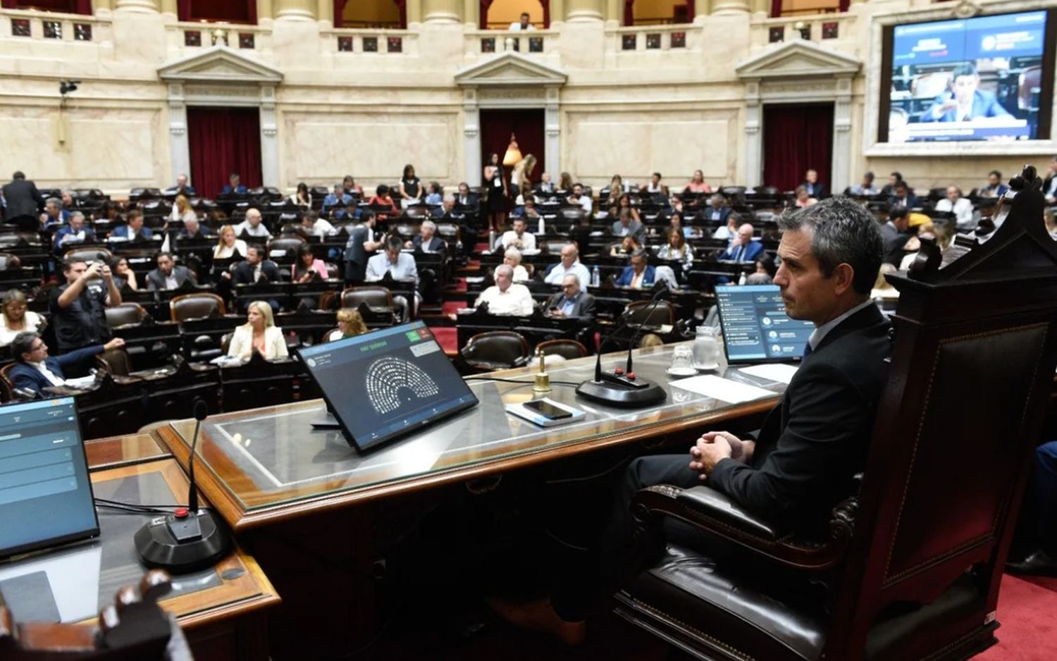 Ley ómnibus: Se aprobó en general el proyecto y se pasa al martes el debate de los artículos