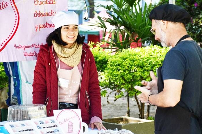 Continúa adelante la feria de la  economía social en plaza 25 de Mayo