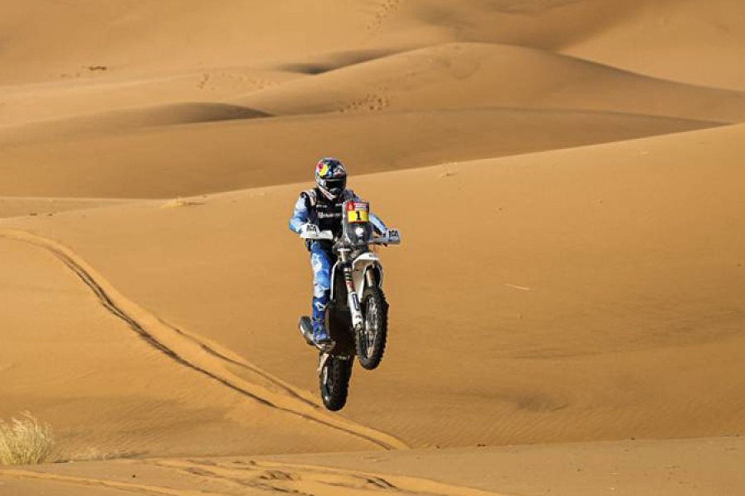 El argentino Luciano Benavides se subió al podio en la etapa 2 en motos del Dakar