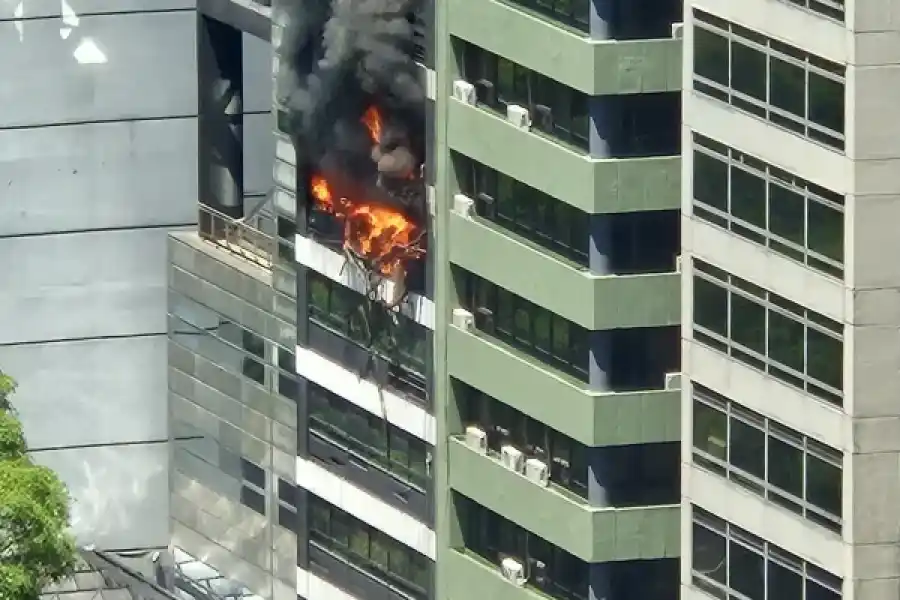 Incendio al lado de la Secretaría de Trabajo: una mujer murió y siguen evacuando heridos