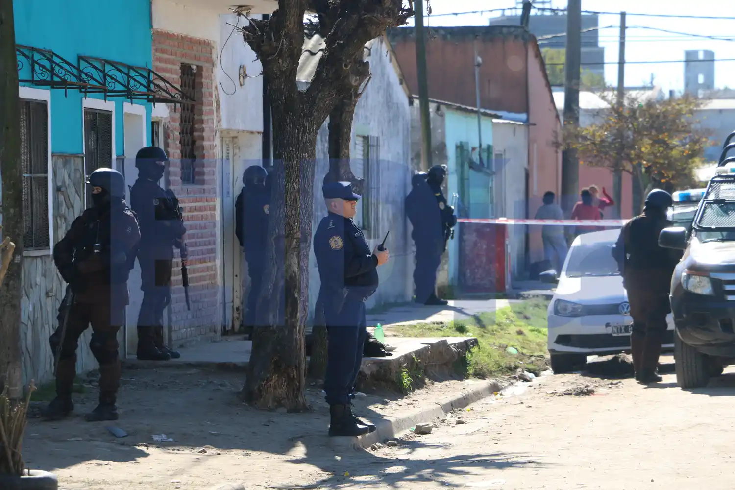 5 detenidos, 3 buscados, 167 cebollines de droga y $ 30 mil en 7 allanamientos