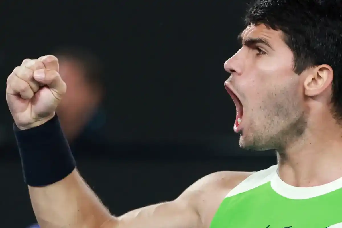 IMBATIBLE. Alcaraz dio una muestra de tenis para superar al legendario Djokovic.