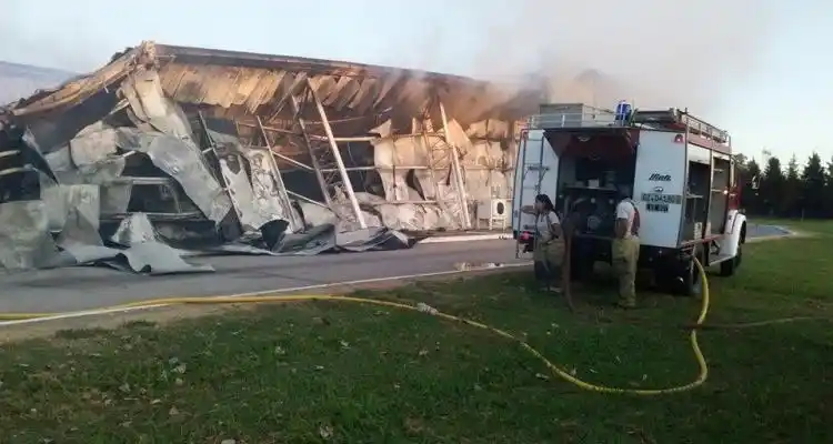Más de 180 puestos de trabajo en riesgo tras el incendio del empaque Magnifresh en Alsina