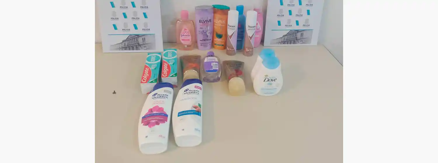 Pareja de mecheros se llevaron 12 shampoo y elementos de higiene de un supermercado