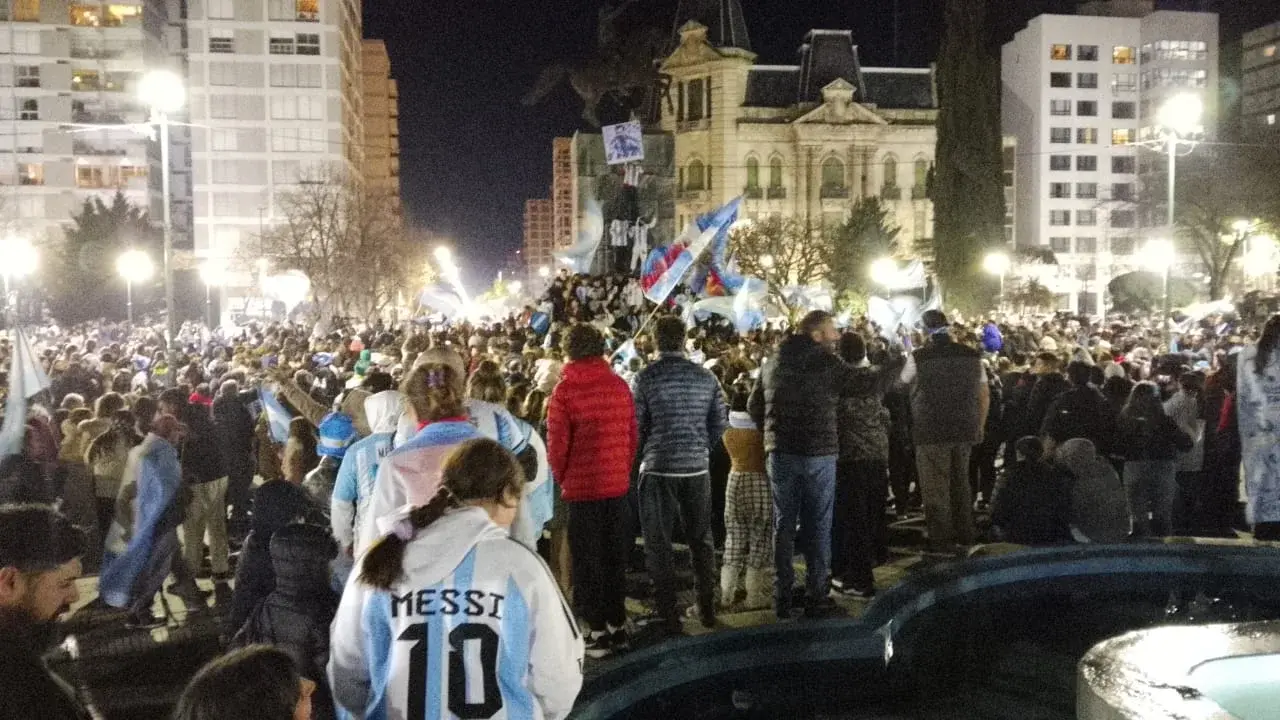 Vecinos se concentraron en la Plaza San Martín para celebrar el triunfo de Argentina ante Suiza (Foto de Jason Reeb)