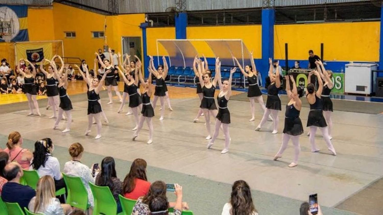 El Studio Ballet Teresita Donkin presentó su muestreo anual en el Club Sarmiento