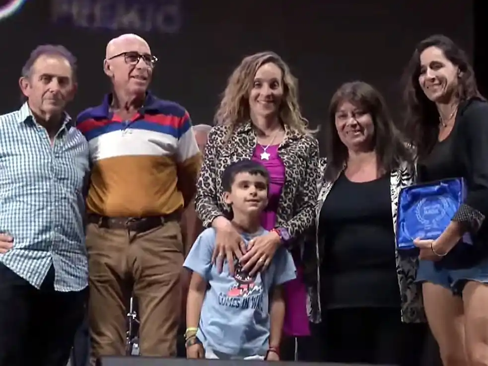 Carlos Jarque recibió un emotivo reconocimiento