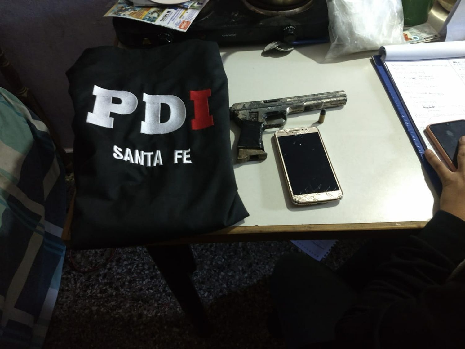 Allanamiento en Gálvez: una mujer detenida y dos vehículos secuestrados