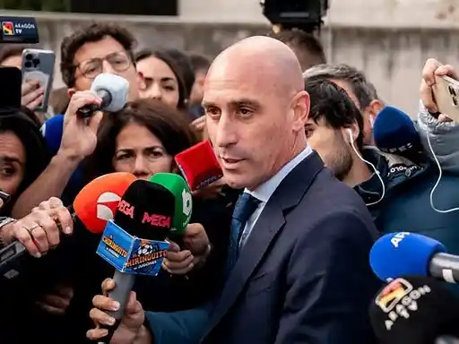 Luis Rubiales, acusado de agresión sexual y coacción a Jenni Hermoso. Foto:Pérez Meca / Europa Press