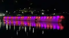 En la previa de Semana Santa, el Municipio iluminó de forma "extravagante" el Murallón del Dique