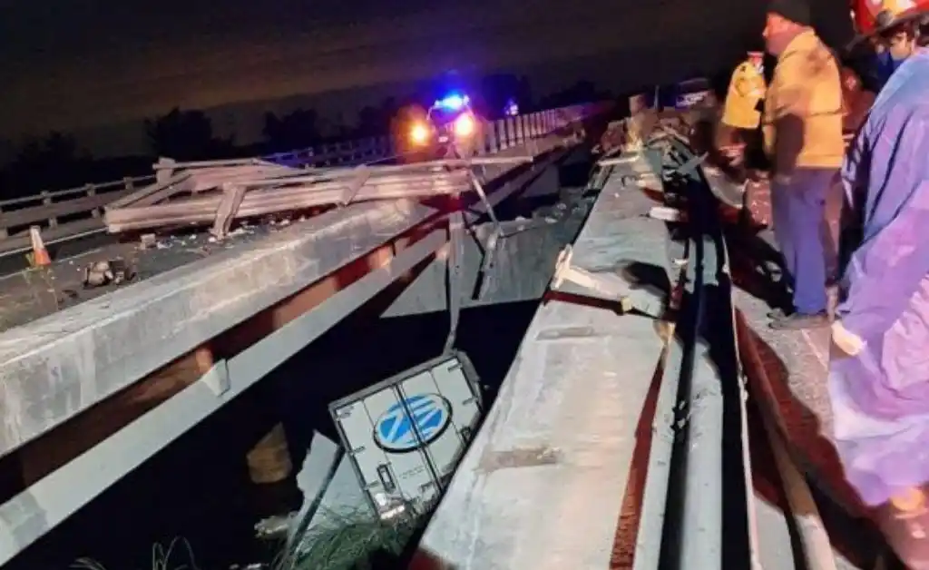 Cayó un camión en un arroyo de la Ruta 12 y su conductor murió