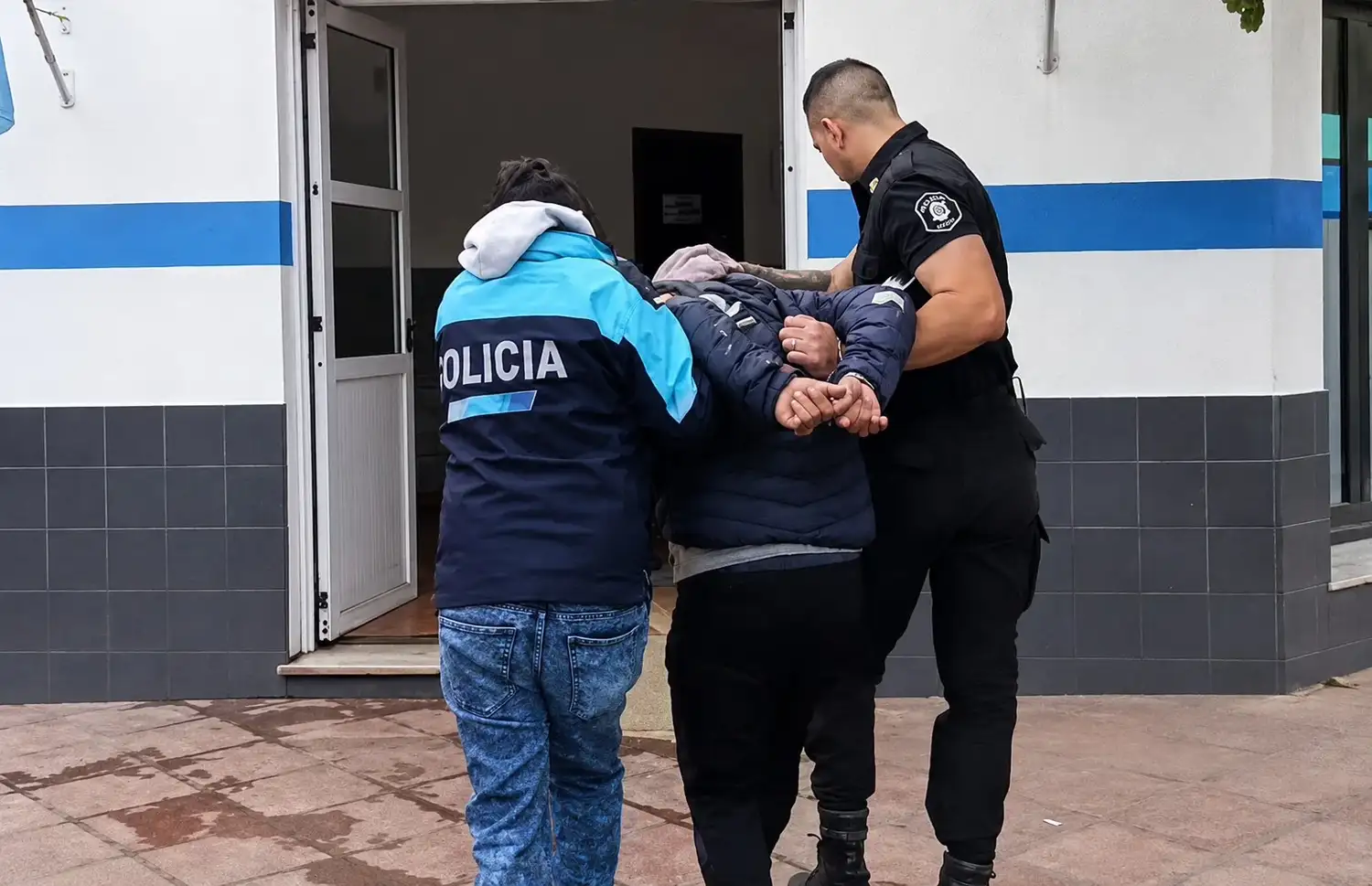 Tras un rápido despliegue, el sujeto fue reducido y detenido en el lugar por los efectivos intervinientes.
