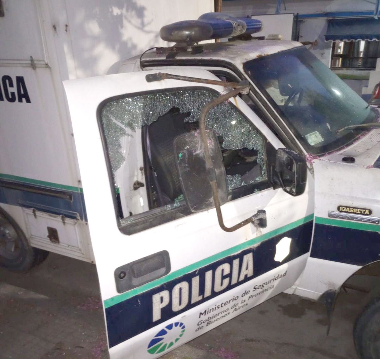 El vehículo oficial estacionado frente a la dependencia de calle 8 entre 83 y 85