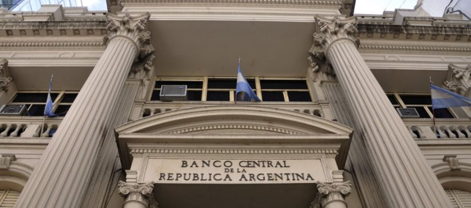 El BCRA flexibilizó la meta de la base monetaria y el FMI pidió «dialogar» en las próximas semanas