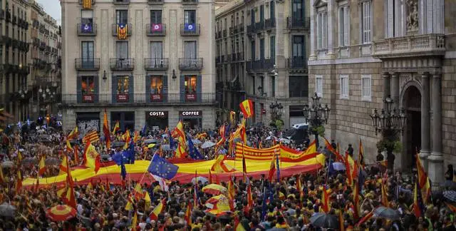 Manifestación a favor de la constitución con miles de personas en Barcelona