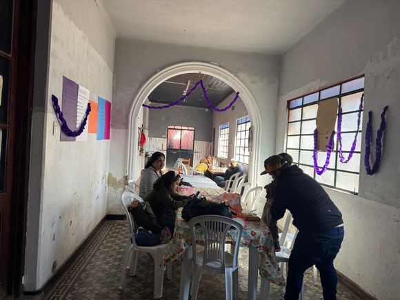 La Dignidad arrancó con el ''restaurante popular'' y sirvió platos de comida caliente a mil pesos
