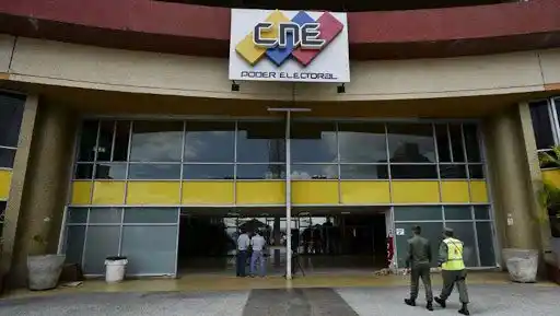 «Sean responsables»: exrector del CNE pide suspender elecciones del 6-D
