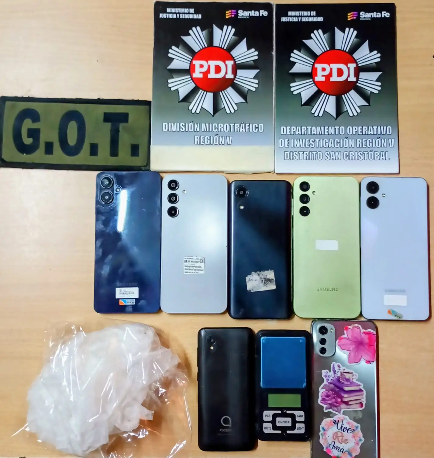 Detuvieron a una mujer por microtráfico y usurpación: hallaron celulares, bolsas de nylon y una balanza
