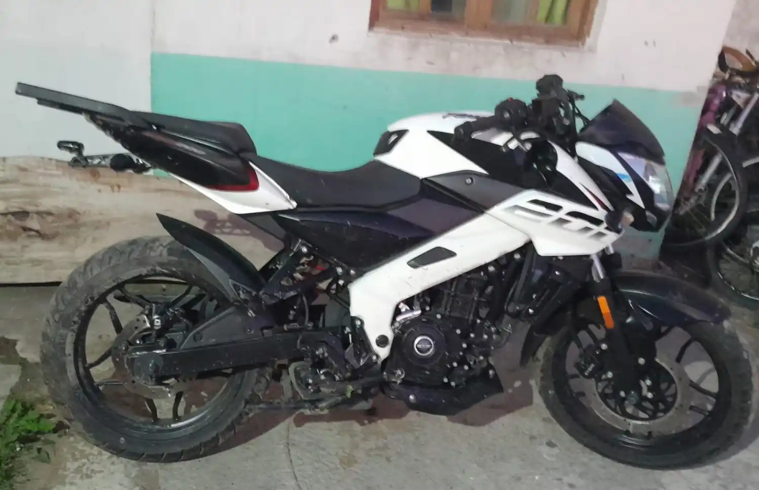 La moto llamó la atención de la Policía porque no tenía la patente colocada.