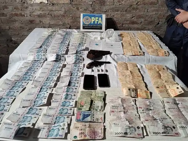 Detuvieron a cinco sospechosos por narcomenudeo y por plantar marihuana para venderla en Rosario y la región.