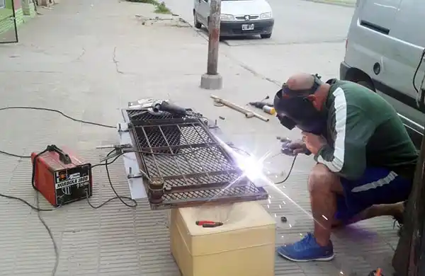 Estaba con libertad condicional y trató de robar en un comercio