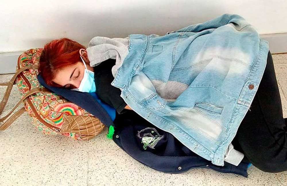 La foto de Lara en el piso del hospital, dramático reflejo del colapso sanitario