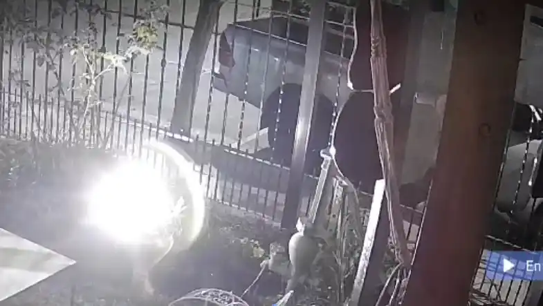 El robo frente al local gastronómico fue el jueves último y aún no apareció el vehículo. Captura de video