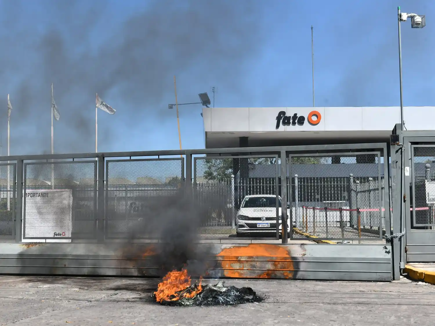 La empresa FATE anunció su cierre y el Gobierno dictó la conciliación obligatoria.