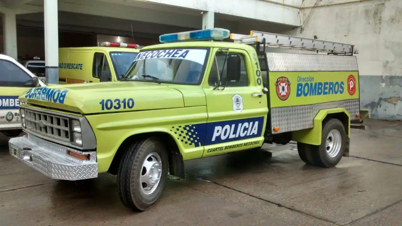Se incendió un auto y una cava en calles 62 y 177