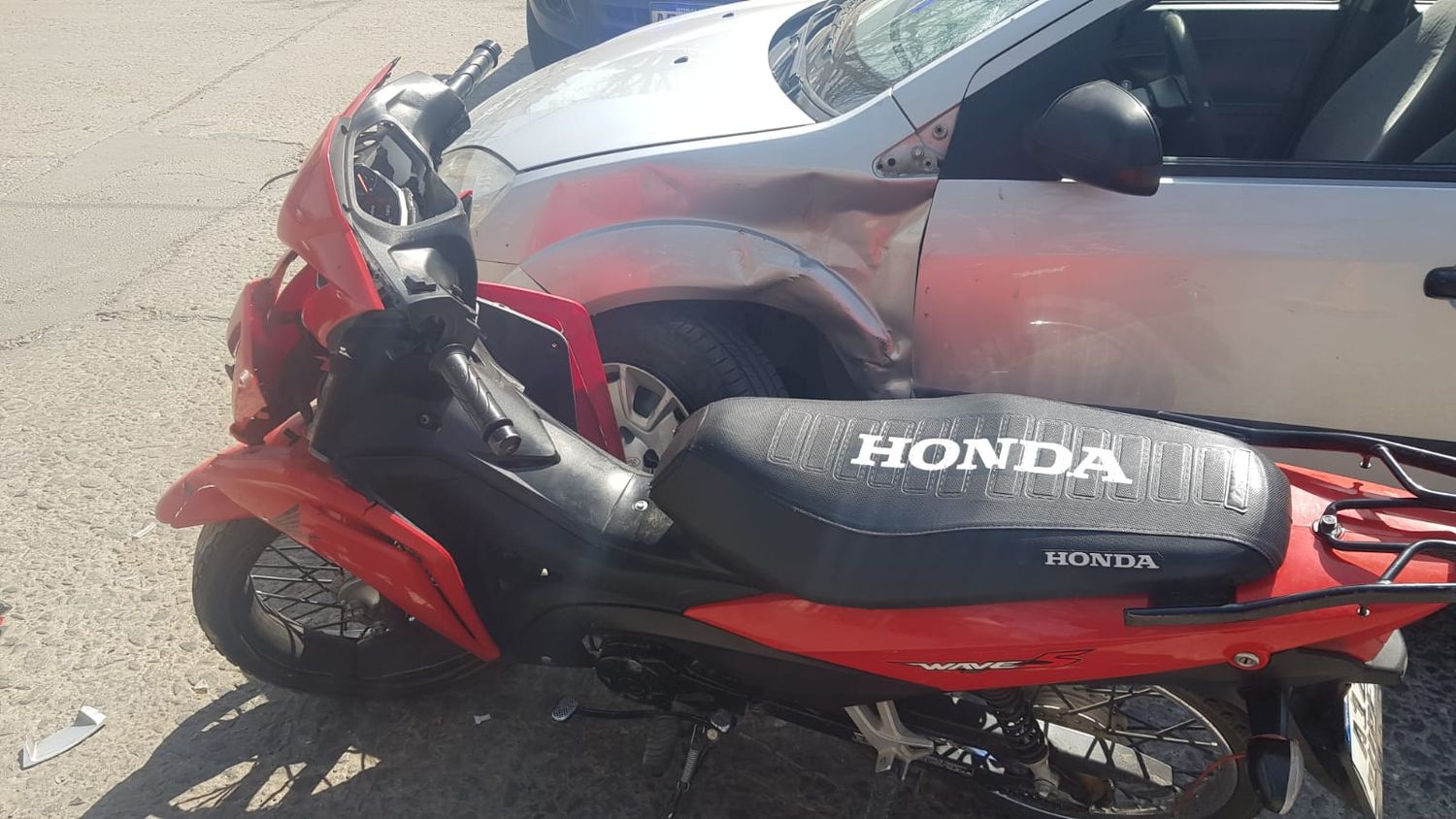 Accidente en Gomendio y 3 de Febrero: joven motociclista trasladada al hospital