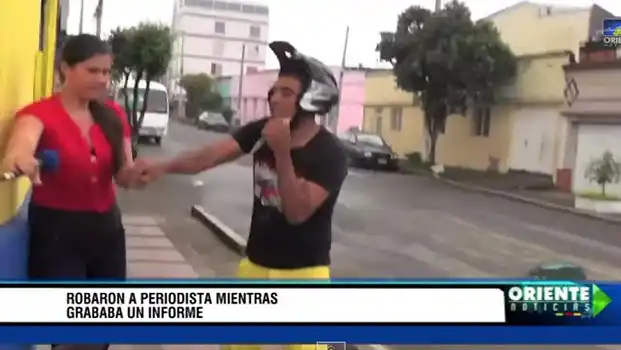 Asaltan a una periodista mientras grababa un informe