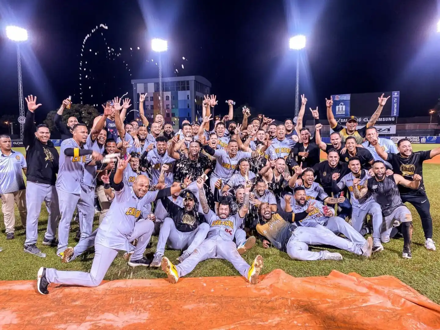 ¡CASTILLO Y TOVAR confirman participación en Clásico del Caribe! LEONES DEL CARACAS ALCANZA SU TÍTULO 21 EN LA LVBP